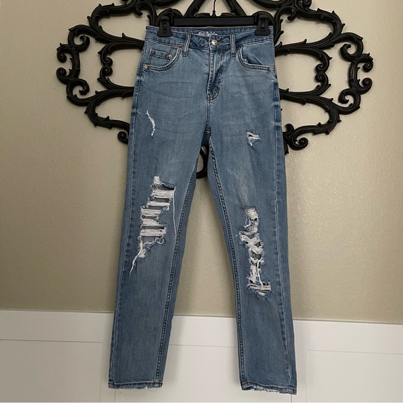 wild fable Denim - Wild Fable High Rise Mom Jeans Light Wash Size 00